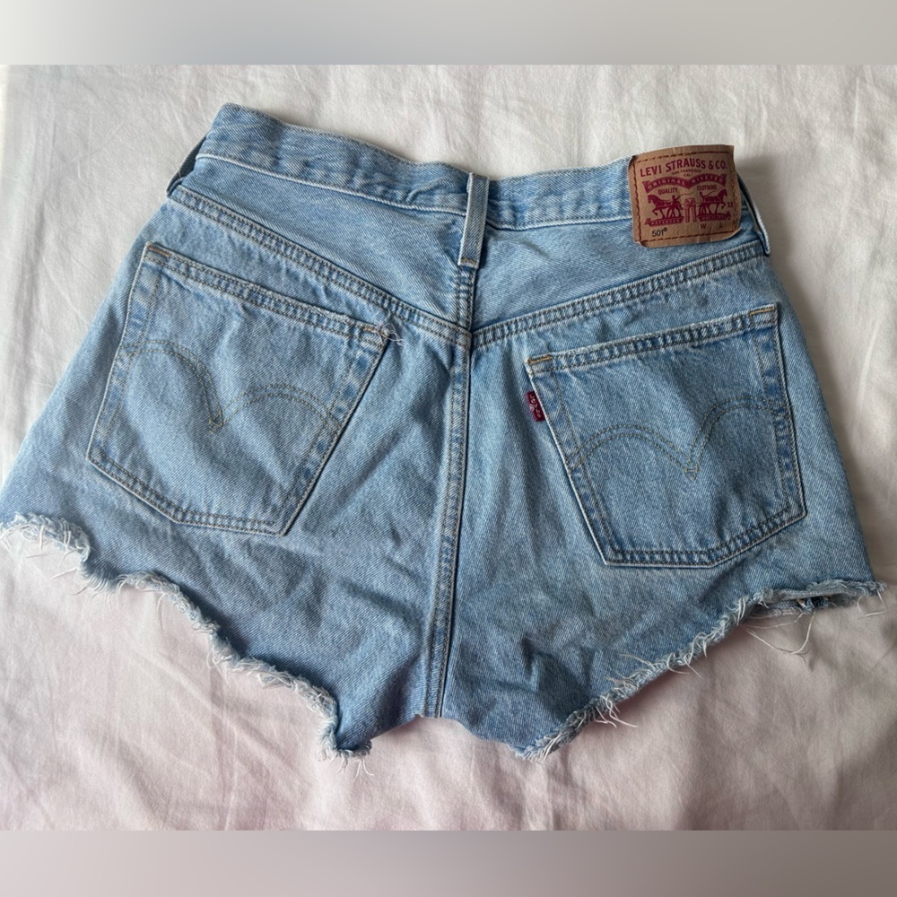Levi 501 denim shorts light wash - Picture 2 of 5